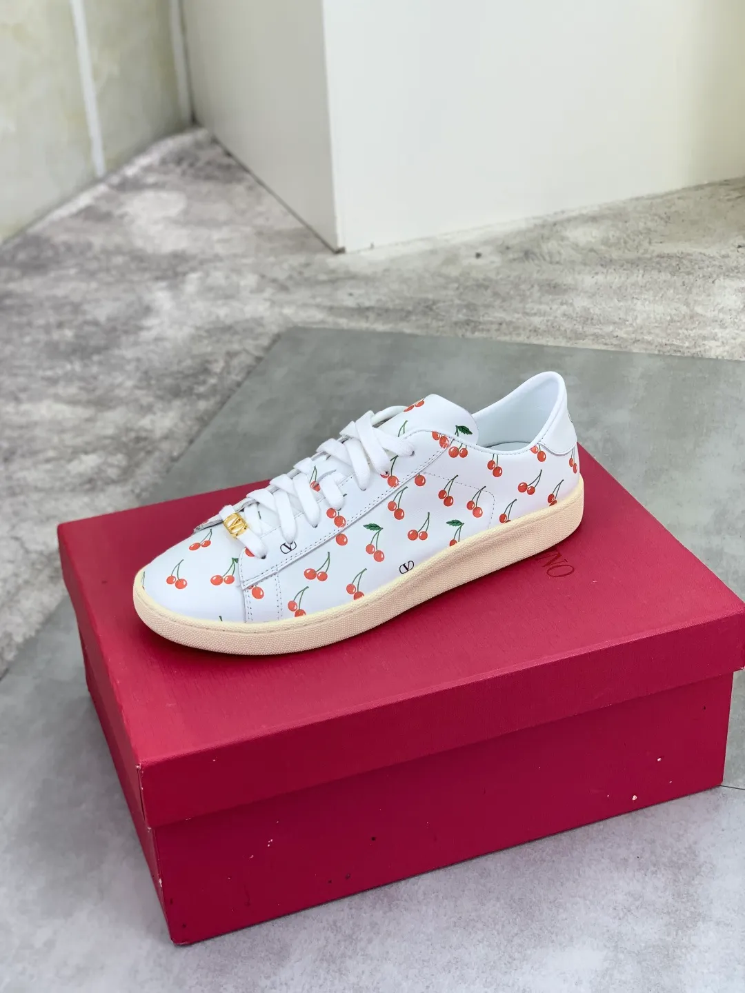 Men's men's shoes 💰P520 New style 💰 Top version Valentino Valentino 25/ Royco series Cherry 🍒Couple style Casual sneakers White shoes Original purchase and development Production Classic and timeless low-top sneakers outline a lazy silhouette, supplemented by low-key and restrained brand details, evolved into a must-have item in the wardrobe, comfortable and versatile!  ✔️Fabric: Original customized first-layer cowhide ✔️Inner lining: Imported breathable sheep lining ✔️Sole: Original molded anti-slip rubber material ✔️Size: 38-45